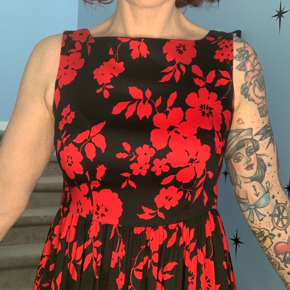 Dolly and Dottie red and black flowered pinup vintage style swing dress - Picture 4 of 7